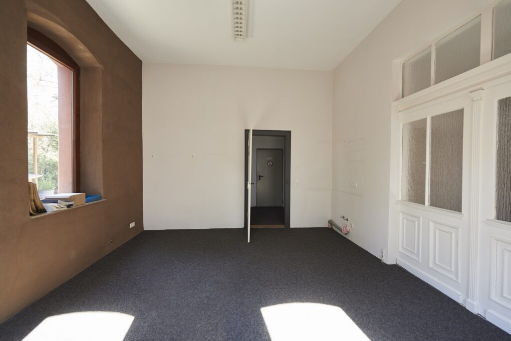 Büroraum mit Wandheizung vor Neugestaltung