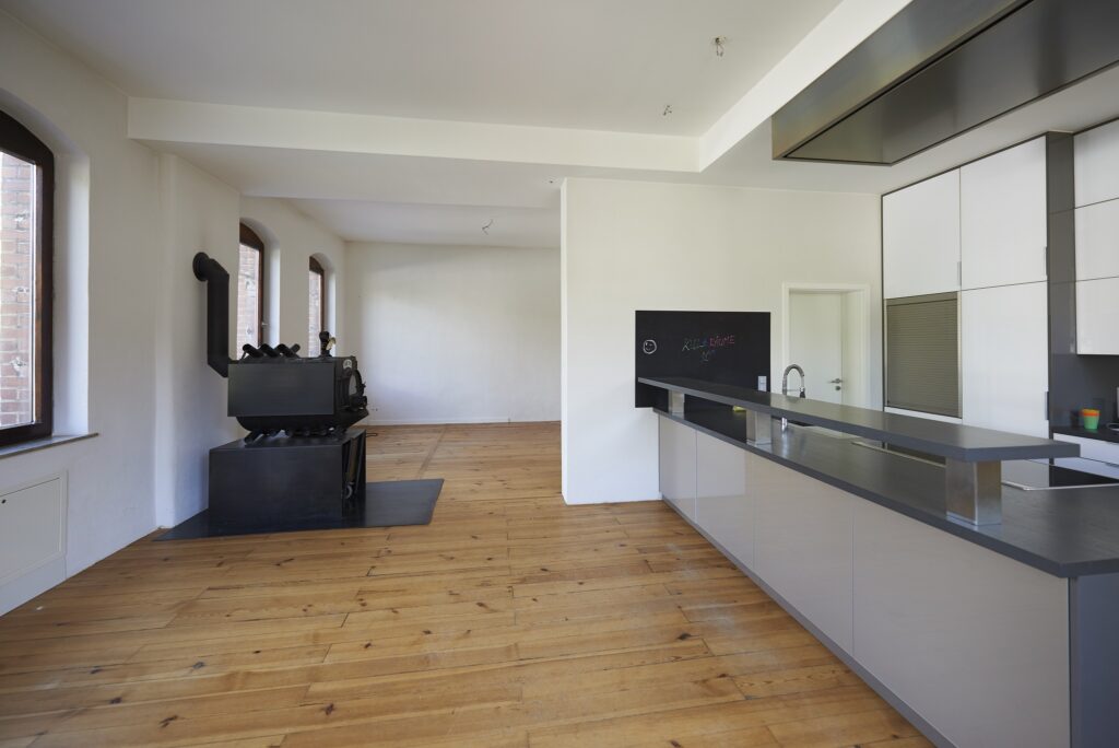 Großer Wohnraum im Altbau vor Renovierung