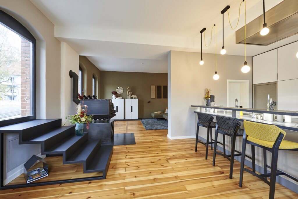 Moderne Küche in Altbau mit Dielenboden