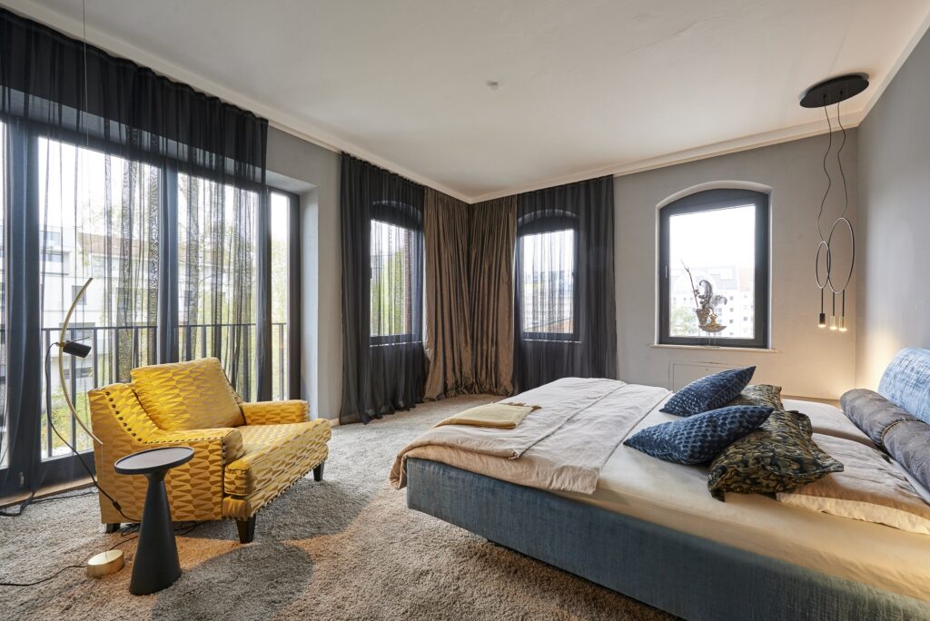 Schlafzimmer mit Teppichboden nach Umgestaltung