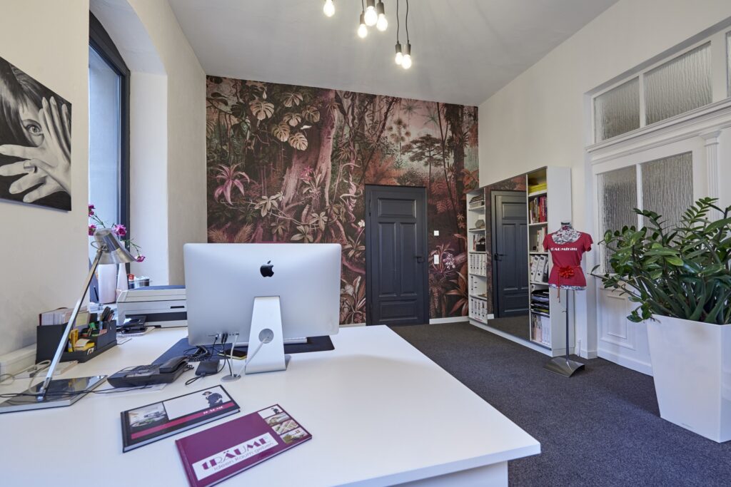 Büro mit auffälliger Tapete