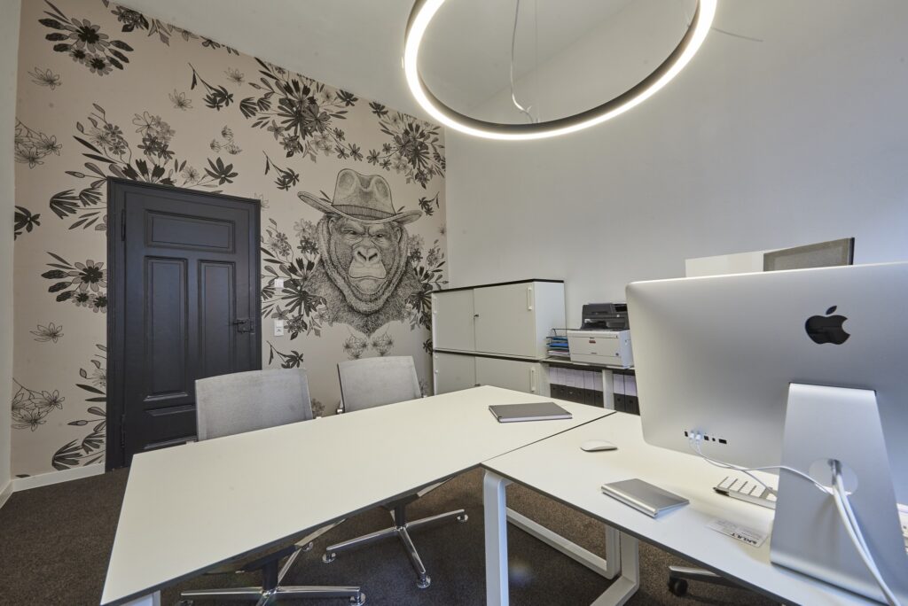 Büro mit pfiffiger Wandgestaltung