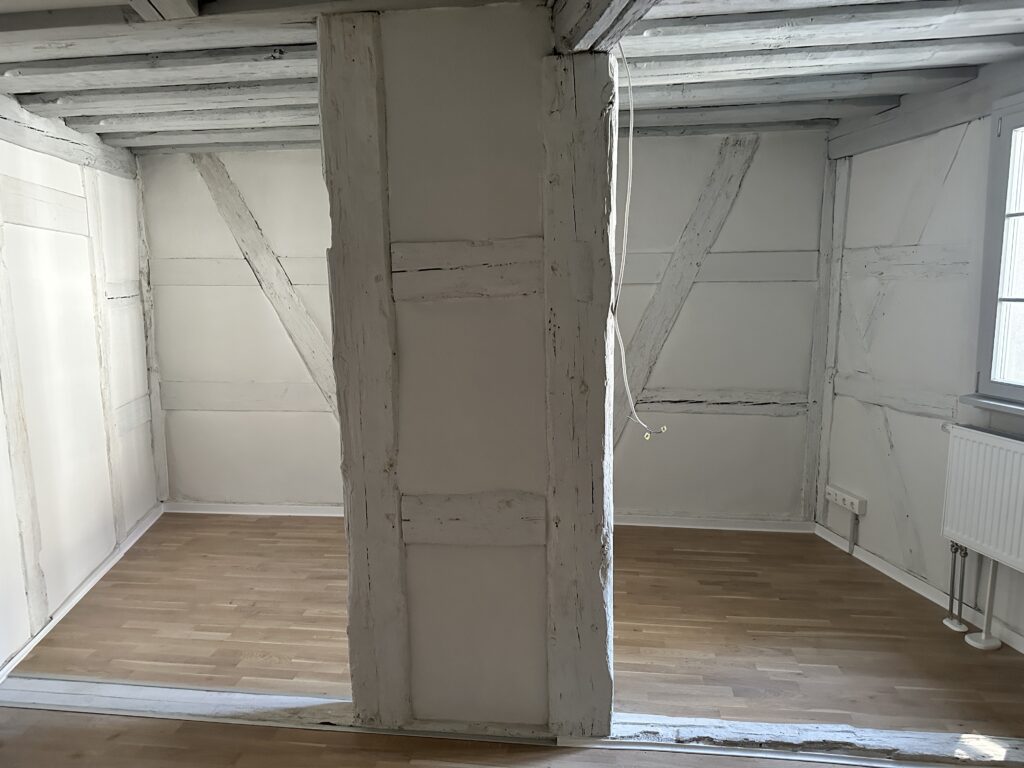 Einrichtungsideen für Räume mit zentraler Säule Praktische Lösungen für Räume mit tragender Säule