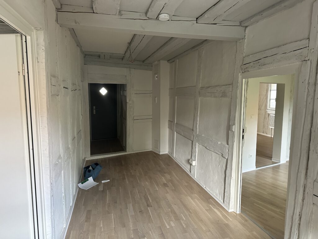 Willkommensatmosphäre im Eingangsbereich einer Airbnb-Unterkunft Stilvolle Eingangsgestaltung für Ferienunterkünfte