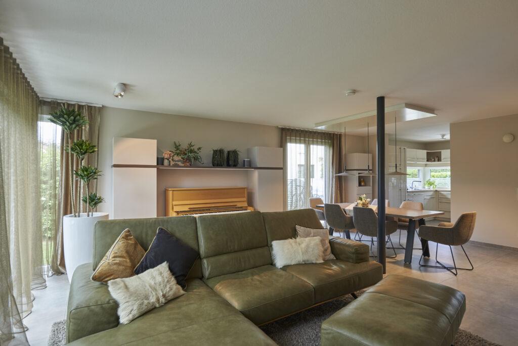 Möbelplatzierung für einen offenen Raumfluss Auswahl passender Möbel für das Wohnzimmer