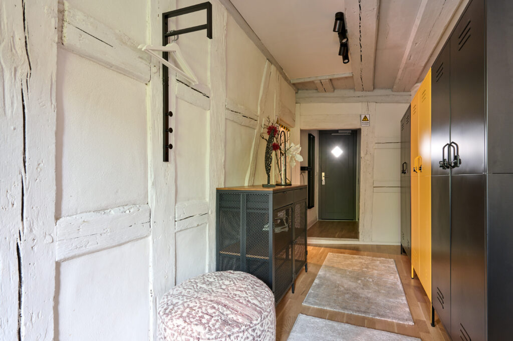 Multifunktionaler Flur für Airbnb mit Arbeitsbereich Arbeitsplatz im Flur einer Ferienwohnung gestalten