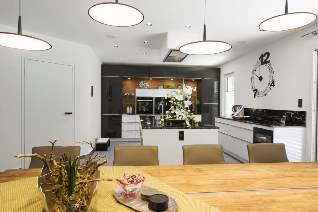 Küche mit Granitplatte