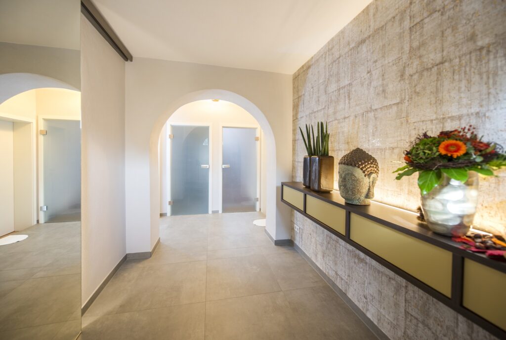 Moderner Flur bei niedriger Deckenhöhe