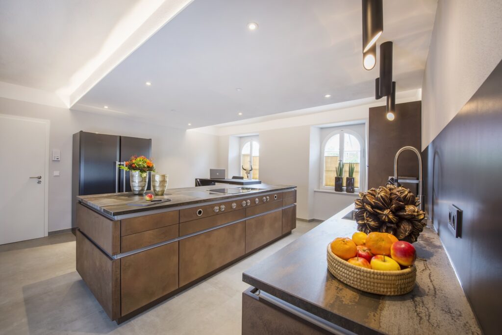 großer Mittelblock mit Kochfeld