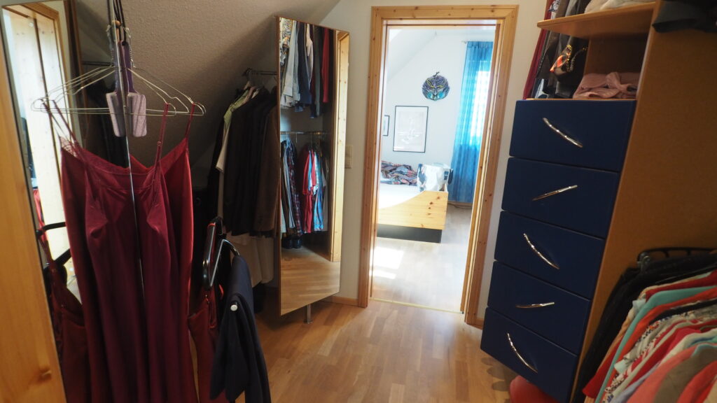 Ankleidezimmer als Durchgangsraum