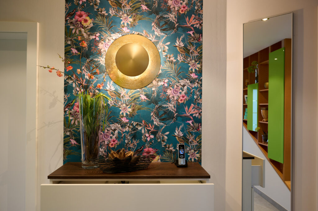 Hingucker im Flur, Wandleuchte gold