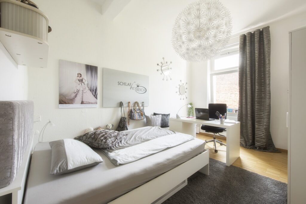 Jugendzimmer in hellen Farben