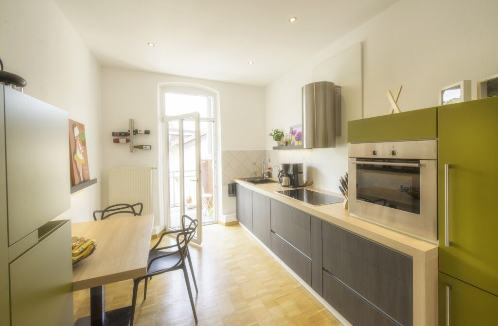 Altbauküche in langem Raum