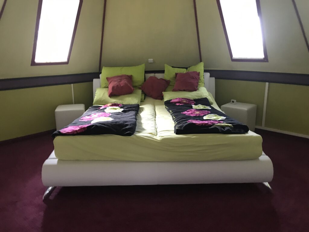 Bett im offenen Turm