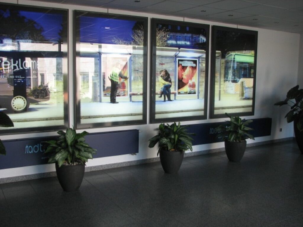 Eindrucksvoller Empfangsraum Kreative Gestaltung des Firmeneingangs