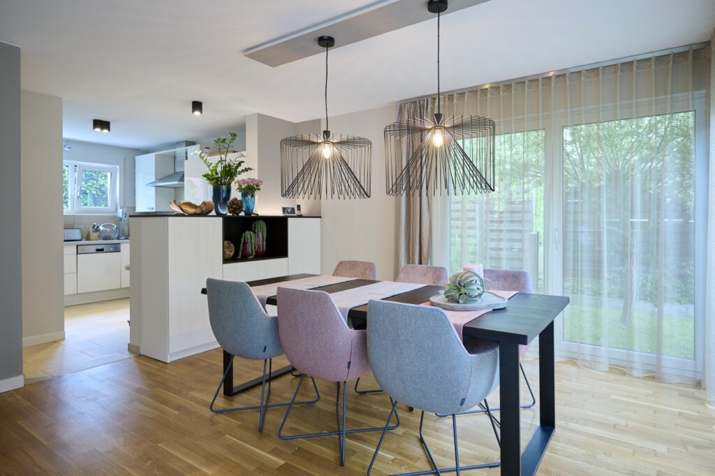 Heller Essplatz mit tollem Lichtdesign