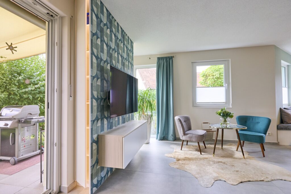 Versteckter_Stauraum_hinter_TV