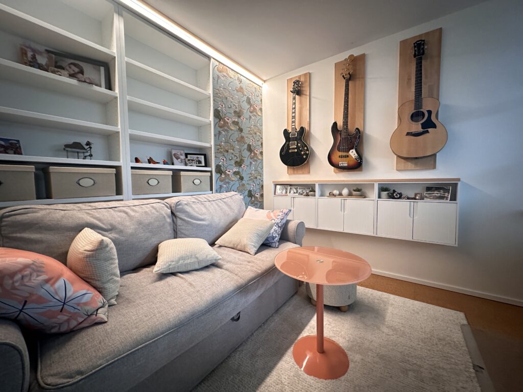 Harmonische Farbgestaltung in pastelligen Farbtönen. Versteckter Stauraum.